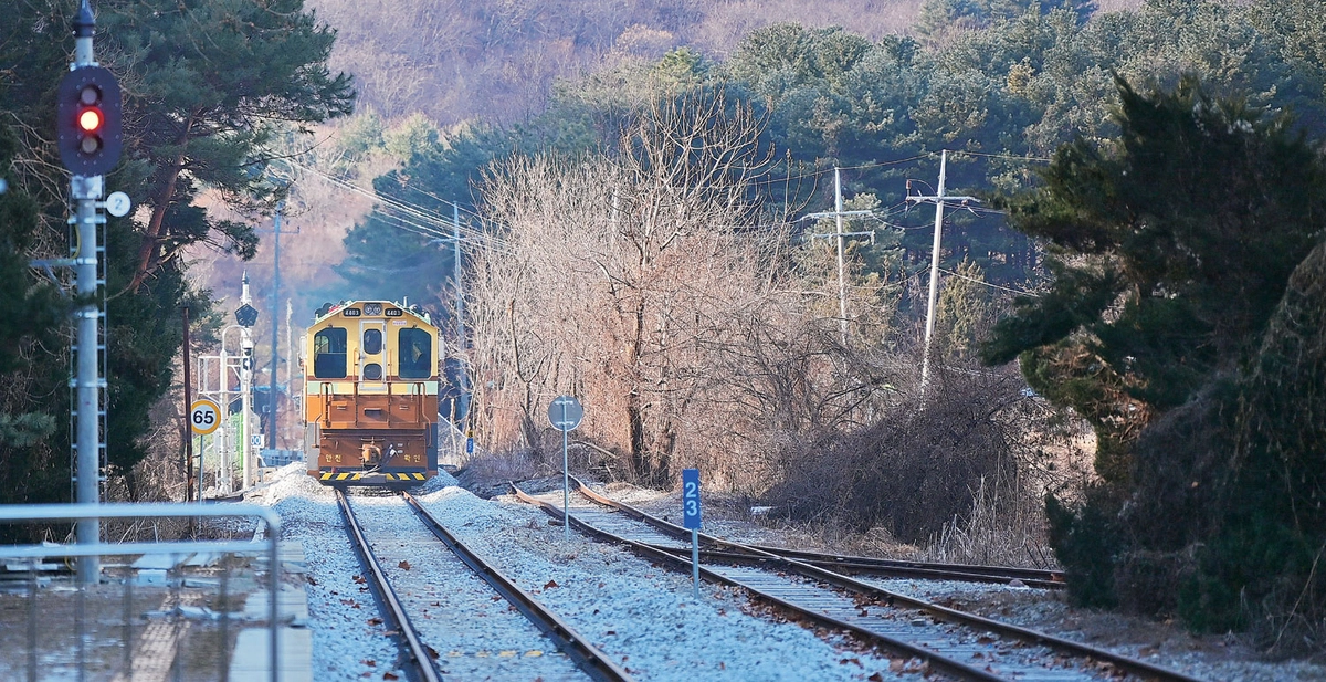 송추역 플랫폼으로 들어오고 있는 교외선 열차. 교외선의 추억을 연상케 하는 레트로 느낌으로 기관차를 도색했다.