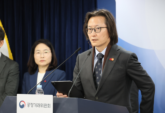 주병기 공정거래위원장이 19일 서울 종로구 정부서울청사에서 업무보고 사후 브리핑을 하고 있다. 연합뉴스