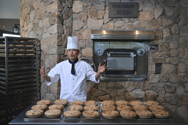 윤석호 뚜쥬루 대표가 지난 17일 충남 천안시 동남구 구룡동의 ‘뚜쥬루 빵돌가마마을점’에서 빵돌가마와 ‘돌가마브레드’에 대해 설명하고 있다.  백동현 기자