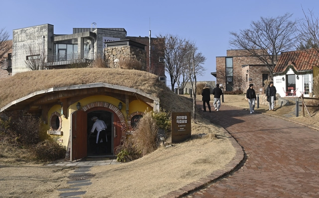 ‘헨젤과 그레텔’의 과자집을 떠올리게 하는 ‘뚜쥬루 빵돌가마마을점’에서 관계자가 천안팥을 직접 끓이고 있다.  백동현 기자