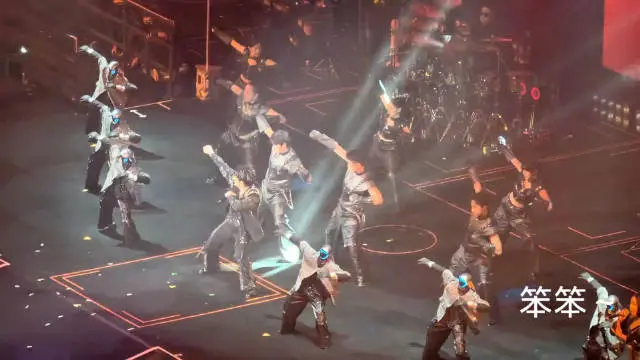 왕리훙의 청두 콘서트 무대 현장. 바이두 캡처