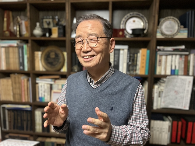 인기 방송인에서 한학자로 변신한 김병조 씨가 서울 자택 서재에서 온화한 미소를 짓고 있다.  김 씨 부인 촬영