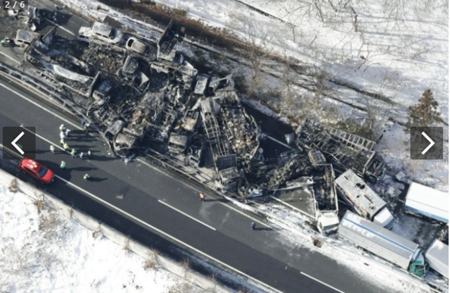 27일 일본 군마현 미나카미마치 간에쓰 고속도로 하행선 연쇄 추돌 과정에서 화재가 발생해 차량들이 전소돼 있다. 아사히신문 캡처