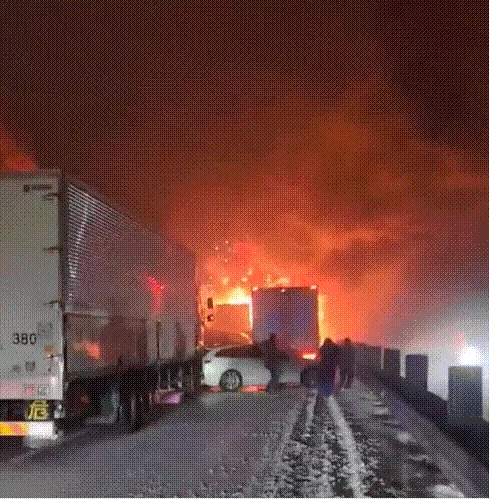 일본 연쇄 추돌 현장에 불길이 일고 있다.  엑스 캡처