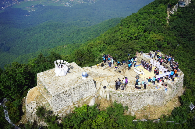 마니산 참성단에서 천제를 올리는 모습. 유교국가 조선조차도 단군을 국조(國祖)로 섬겨 참성단에서 천제를 올렸다. 단군은 종교를 넘어 우리 겨레의 뿌리이기 때문이다.  강화군청 홈페이지