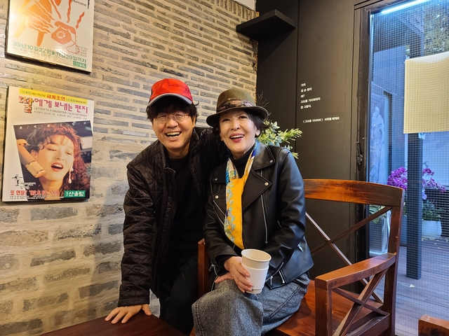 지난 19일 숨진 배우 윤석화(오른쪽)가 MBC 출신인 주철환 프로듀서와 환하게 웃고 있다.