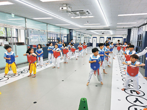미끄럼방지 매트… 연령별 맞춤 훈련… 믿고 맡기는 ‘안전한 태권도장’