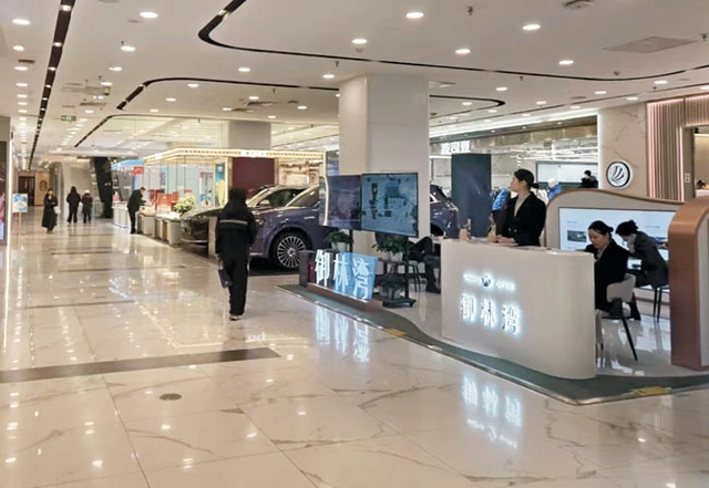 차오양구의 쇼핑몰 한편에 마련된 아파트 단지 분양 사무소. 손님이 없어 한적한 모습이다.