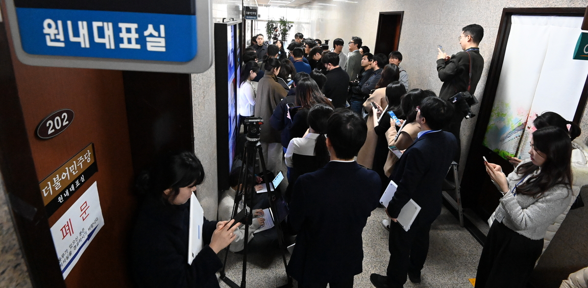 ‘특혜’ 의혹 버티던 김병기, ‘1억 공천녹취록’ 터지자 물러나