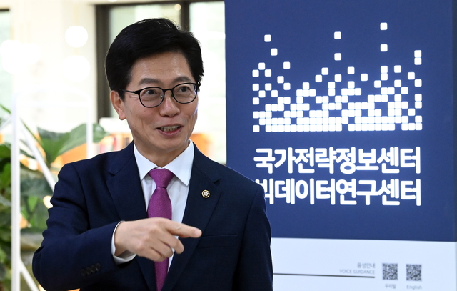 황정근 국회도서관장이 지난 29일 서울 여의도 국회도서관에서 진행된 문화일보 인터뷰에서 최근 국가전략정보포털 이용자가 급증한 배경을 설명하고 있다.  곽성호 기자