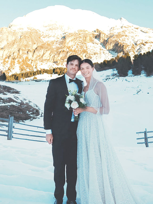 ‘파리 올림픽 銀’ 헨젤라이트, 은빛 알프스 설원서 결혼식[SNS ZONE]