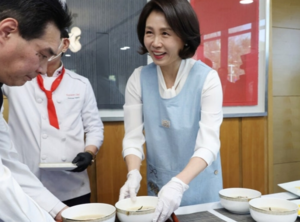 “제가 손이 좀 크죠?” 김혜경 여사, 中인사들에 떡만두국 대접