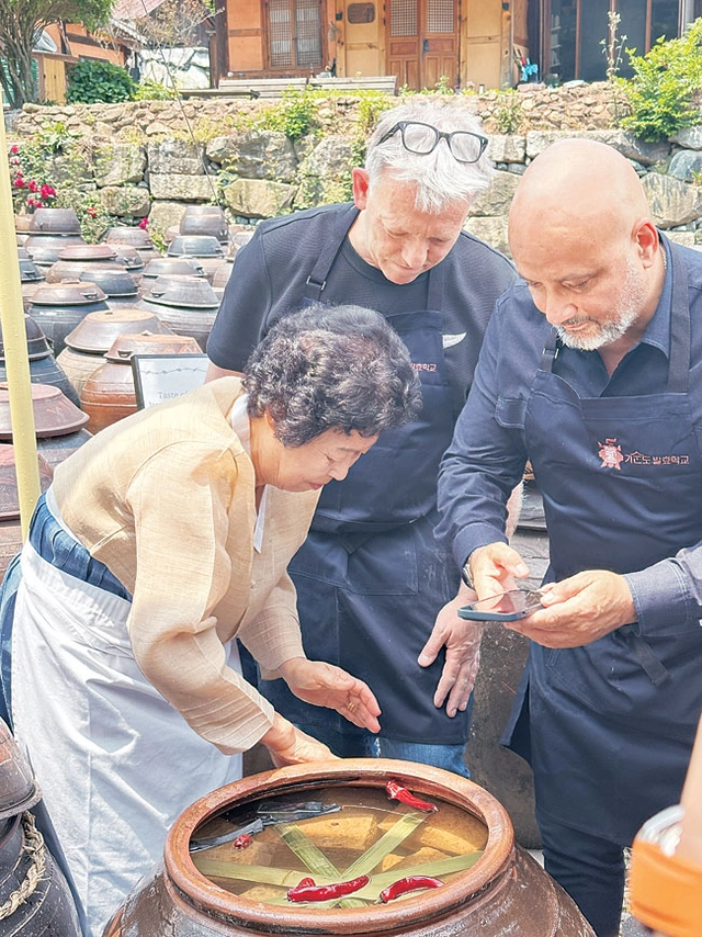 기순도 명인에게 우리 전통 장 담그기를 배우고 있는 해외 유명 셰프들. 한국전통장보존연구회 제공
