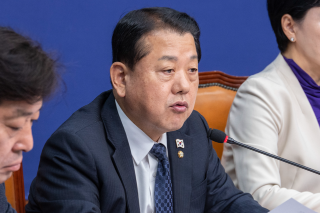 김병주 더불어민주당 최고위원이 국회에서 열린 최고위원회의에서 발언을 하고 있다. 연합뉴스