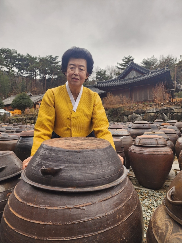 기순도 대한민국전통식품명인이 지난달 24일 1200개의 장 항아리가 줄지어 늘어선 전남 담양 장독대에서 사라져 가는 우리 장 담그기 문화에 대한 관심을 호소하고 있다.