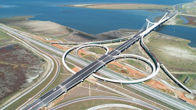 새만금의 랜드마크이자 상징물인 동서·남북 십자(+)형 도로와 교량. 새만금~전주 고속도로가 개통되면서 이 지역의 물류 교통망이 한층 더 빨라졌다.  전북도청 제공