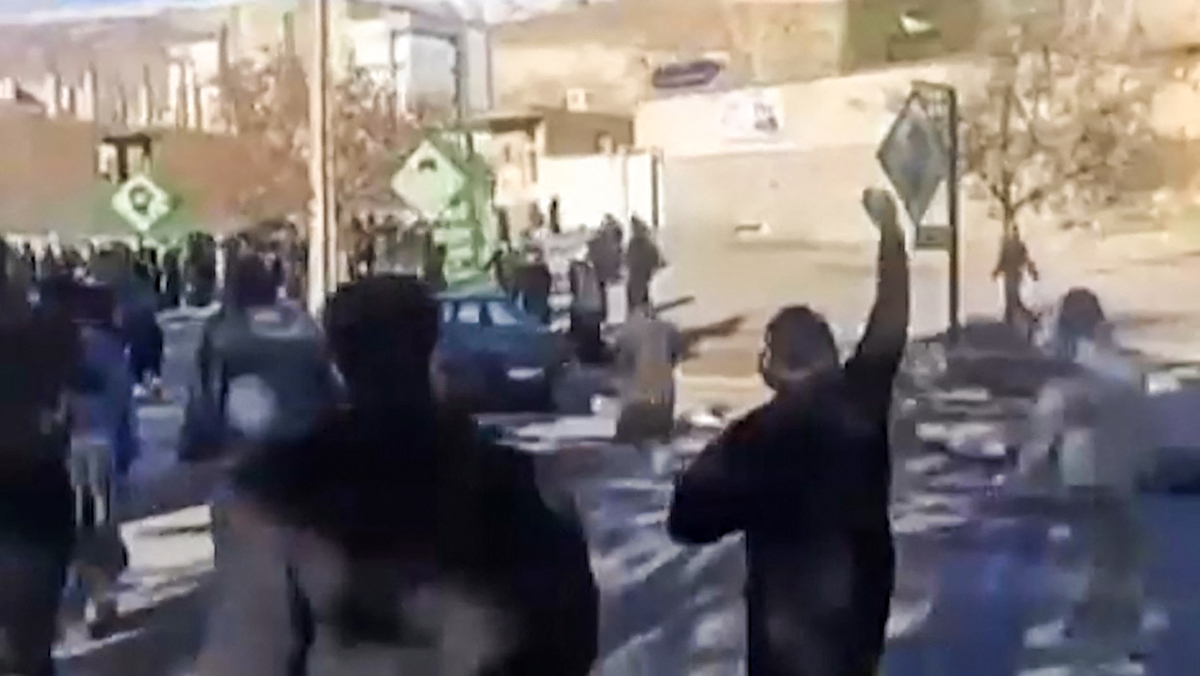 “이란 최고지도자, 시위격화에 ‘망명’ 계획 세웠다”