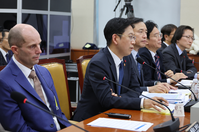 ‘쿠팡 사태 범정부 TF’ 팀장인 배경훈 부총리 겸 과학기술정보통신부 장관이 31일 국회 과학기술정보방송통신위원회에서 열린 쿠팡 침해사고 및 개인정보 유출, 불공정 거래, 노동환경 실태 파악과 재발 방지 대책 마련을 위한 청문회에서 위원 질의에 답하고 있다.  연합뉴스