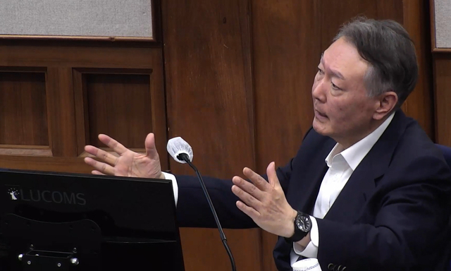 윤석열 전 대통령이 24일 서울 서초구 서울중앙지법에서 열린 내란 우두머리 혐의 속행 공판에 출석해 발언하고 있다. 서울중앙지법 제공