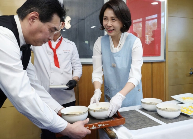 김혜경 여사가 5일 베이징 주중 한국대사관저에서 열린 한중 가교 역할 중국인 여성 초청 한식 오찬 간담회에서 참석자들을 위한 떡국을 준비하고 있다. 연합뉴스