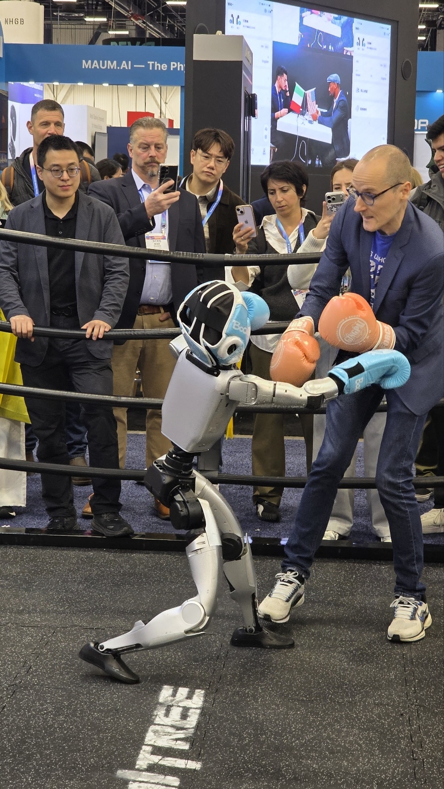 韓로봇 빨래 갤 때, 中로봇 권투·탁구… ‘C - 휴머노이드’ 쇼크