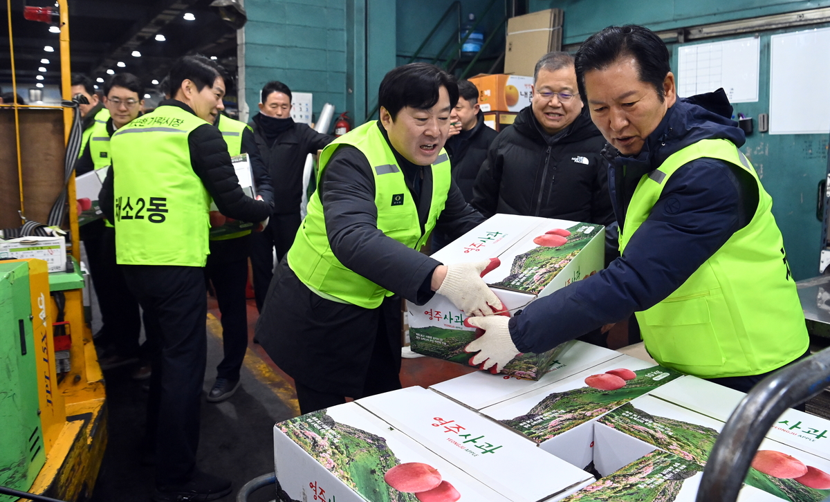 ‘공천 키맨’김병기 버티기… 정청래, 윤리심판원에 맡기고 ‘징계 뒷짐’