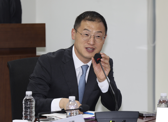 김상욱 더불어민주당 의원이 16일 오후 서울 여의도 국회 의원회관 제3간담회의실에서 열린 ‘법무부 제출 난민법 개정안에 대한 평가와 바람직한 난민법 개정안의 방향’ 간담회에서 발언하고 있다. 뉴시스