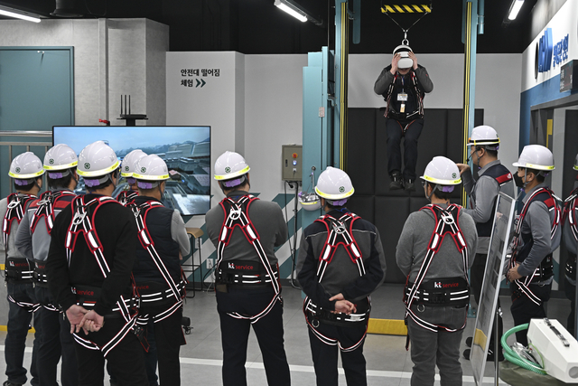 KT 서비스 현장 작업자들이 지난 2일 서울 강서구 KT가양빌딩 안전체험교육관에서 가상현실(VR) 기기를 활용한 작업 추락상황 체험 실습을 하고 있다.  KT 제공