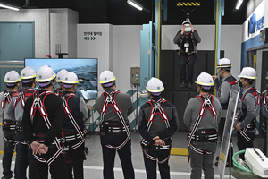 VR로 고층 추락사고 생생한 체험…  “교육진행 후 ‘중대재해 0건’ 성과”[안전 경영으로 100년기업 초석 다진다 ]