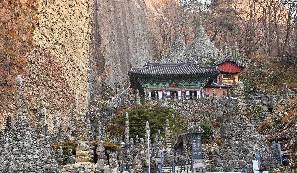 마이산 아래 탑사의 돌탑. 원추형 탑과 한 줄 탑 80여 기가 빽빽하게 들어서 있다. 법당 뒤쪽의 원추형 탑이 마이산에서 지기(地氣)가 가장 센 자리에 쌓았다는 ‘천지탑’이다.