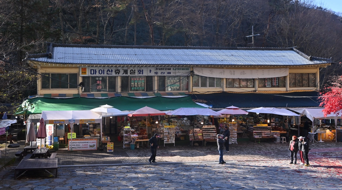 마이산 탑사를 마주 보고 있는 낡은 관광지 상가 ‘마이산휴게실회관’. 간판에서 회관의 ‘관’ 자가 떨어져 나갔다.