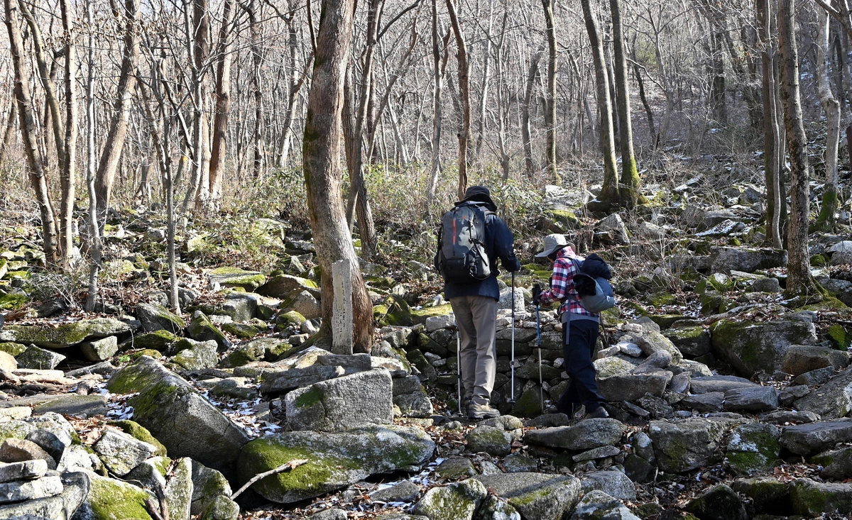 데미샘이 있는 봉우리 천상데미를 오르는 등산객이 섬진강 발원지인 데미샘을 보고 있다.