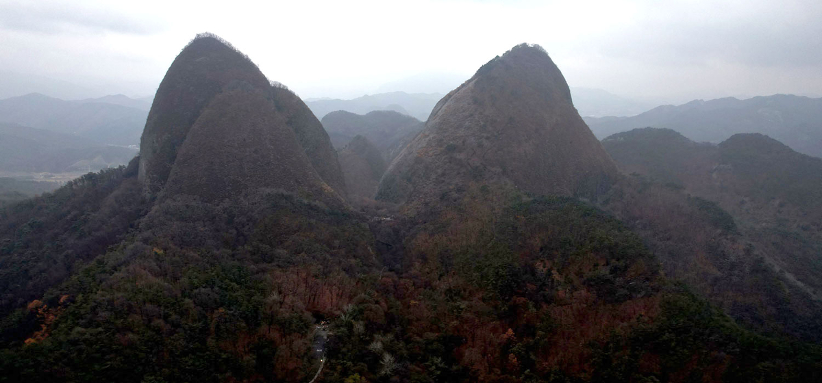 진안의 마이산은 계절마다 부르는 이름이 따로 있다. 겨울철에는 암봉이 먹을 찍은 붓의
　형상이라 해서 문필봉이라 불렀다. 겨울 마이산은 먹을 찍어 그린 수묵화처럼 보인다.