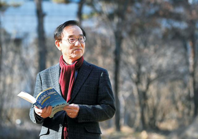 지난 2일 윤영선 전 관세청장이 서울 서초구 심산기념사업회 사무실 앞에서 자신의 저서 ‘유라시아 횡단, 22000㎞’를 들고 포즈를 취하고 있다. 박윤슬 기자