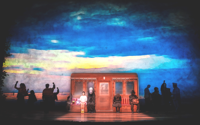 서울 서초구 예술의전당 오페라극장에서 7일 개막한 연극 ‘센과 치히로의 행방불명’의 한 장면. 작품 속 등장인물들부터 무대와 소품까지 애니메이션 원작을 그대로 실사화한 듯한 연출이 눈에 띈다.  ⓒJohan Person