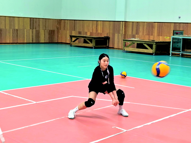 경남여중의 아웃사이드 히터 장수인이 7일 충북 진천의 국가대표선수촌에서 열린 U17 여자배구대표팀 소집훈련 도중 리시브 훈련을 하고 있다. 