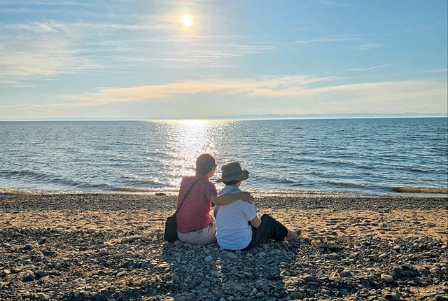 2024년 7월 15일 러시아 남바이칼 호숫가에서 윤 전 청장과 부인 송익순 씨가 석양을 바라보는 모습.  윤영선 전 관세청장 제공