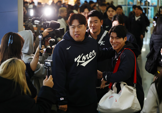 류현진(왼쪽)과 김혜성 등 한국 WBC 야구대표팀 선수들이 9일 인천국제공항 제1터미널에서 1차 전지훈련 캠프지인 사이판으로 출국하고 있다.  연합뉴스 