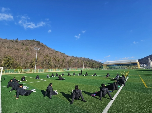 전남 완도에서 동계 전지 훈련 중인 경기대 축구팀. 완도군청 제공
