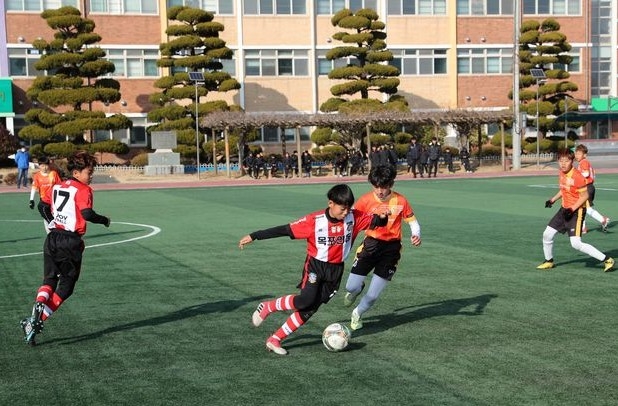 전남 장흥에서 동계 전지훈련 중인 초등학교 축구팀. 장흥군청 제공