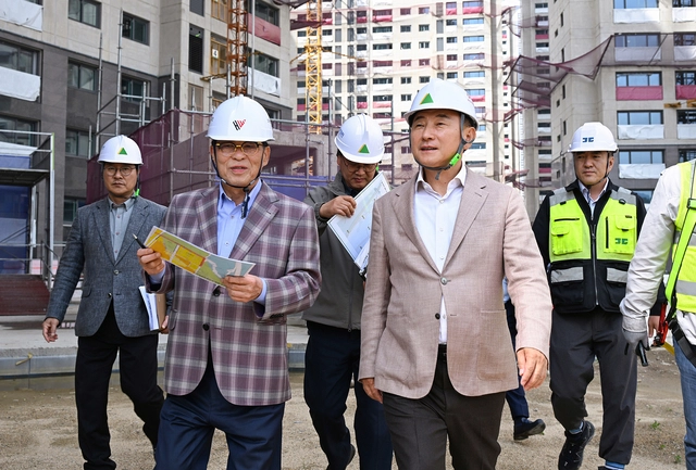 김동근 의정부시장이 주거환경 개선 관련 공동주택 공사 현장을 점검하고 있다. 의정부시 제공