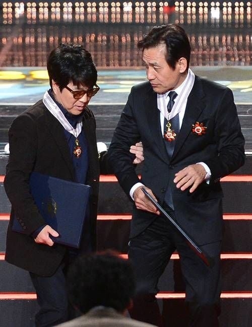 가수 조용필(왼쪽)과 죽마고우인 고 안성기