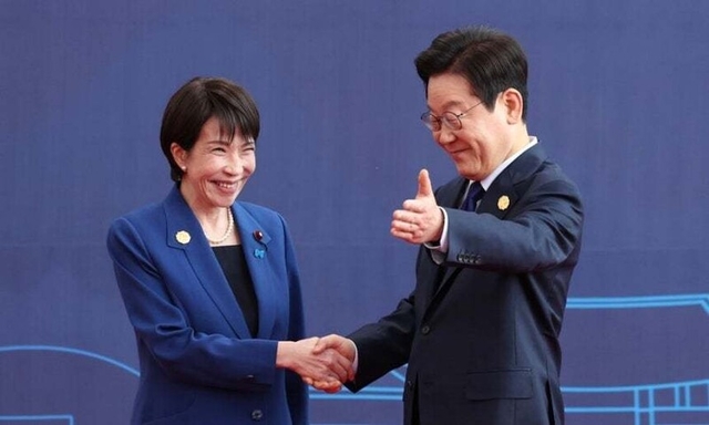 이재명 대통령이 지난해 10월31일 경주화백컨벤션센터(HICO)에서 열린 2025 아시아태평양경제협력체(APEC) 정상회의에 참석한 다카이치 사나에 일본 총리를 맞이하고 있다. 연합뉴스