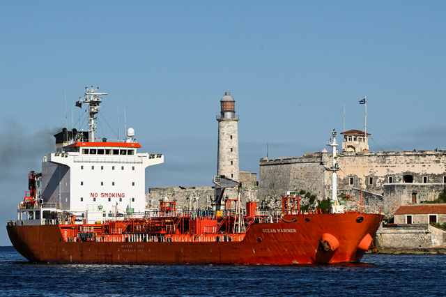라이베리아 선적 오션마리나 유조선이 멕시코 베라쿠르즈주의 페멕스 석유화학단지에서 석유를 싣고 있다. 이 선박은 9일 쿠바 아바나에 입항했다. 로이터 연합뉴스
