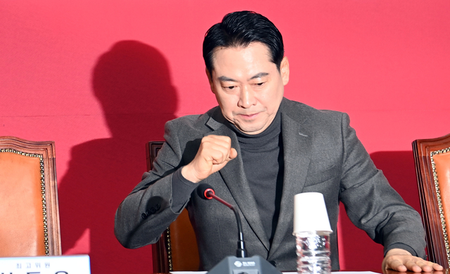 장동혁 국민의힘 당대표가 지난 8일 국회에서 열린 최고위원회의에 참석하고 있다. 곽성호 기자