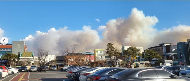 10일 오후 3시 14분께 경북 의성군 의성읍 비봉리 산에서 불이 나서 연기가 읍내로 확산하고 있다. 2026.1.10  연합뉴스