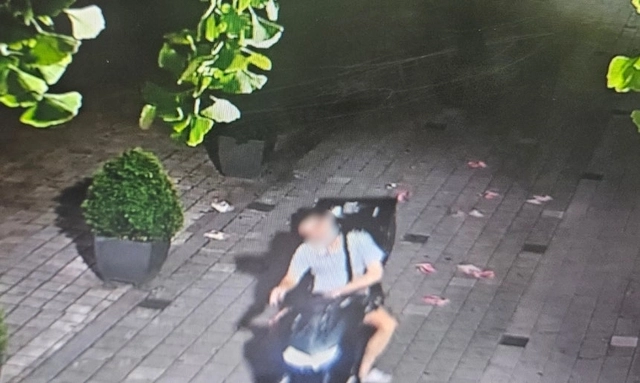 강남 일대 불법 전단지 배포 장면. 서울경찰청 제공