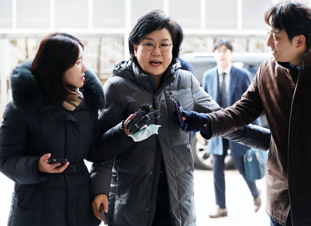 이혜훈 기획예산처 장관 후보자가 8일 서울 중구 예금보험공사에 마련된 인사청문회 준비 사무실로 출근하며 취재진의 질문에 답하고 있다. 연합뉴스