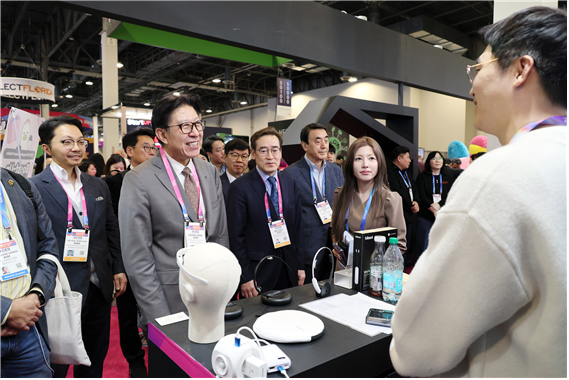 지난 7일(현지시간) 미국 라스베이거스 CES 2026 통합부산관에서 박형준 부산시장이 지역 기업의 설명을 듣고 있다. 부산시청 제공