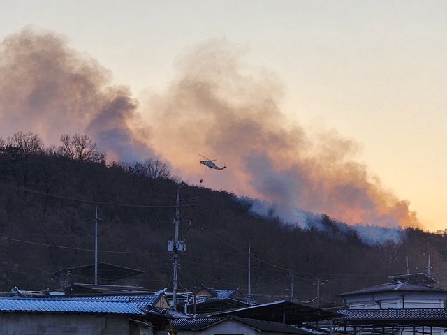 10일 경북 의성에서 발생한 산불을 헬기가 진화하고 있다. 경북소방본부 제공
